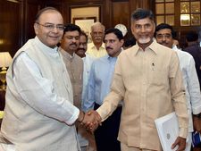 పవన్ కళ్యాణ్, జగన్ హెచ్చరిక: జైట్లీ రాకతో చంద్రబాబు అప్రమత్తం