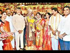 తొలిసారి పార్టీ ఆఫీస్‌కు చంద్రబాబు: పెళ్లి వేడుకలో ఇలా