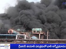 కర్నూలుని భారీ అగ్నిప్రమాదం: నగరాన్ని కమ్మేసిన పొగలు