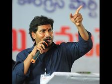తెలంగాణానే వచ్చింది, హోదా రాదా?: బాబును ఏకేసిన జగన్