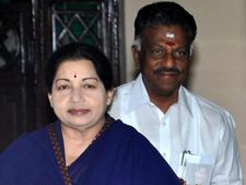 జయలలిత సంచలన నిర్ణయం: నమ్మిన బంటుకే పాలనా పగ్గాలు