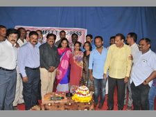 కెసిఆర్‌కు చెప్పే స్థాయి నాది కాదు: కవిత, పాక్ ఆర్టిస్టులపైనా..