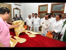 భద్రకాళి అమ్మవారి 3 కోట్ల స్వర్ణ కిరీటం ఇదే: మురిపెంగా సీఎం సతీమణి
