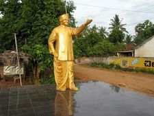 ఎన్టీఆర్ విగ్రహానికి అవమానం: వైసిపి కార్యకర్తల పనేనా?