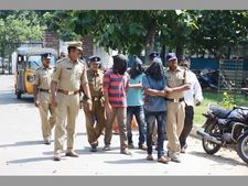 సహజీవనం చేస్తూ దోపిడీలు: యువతీ, యువకుల అరెస్ట్(పిక్చర్స్)