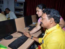 ఆ ఒక్క ఫోటో టీడీపీ పరువు తీసిందా! సోషల్ మీడియాలో జోరుగా సెటైర్లు..