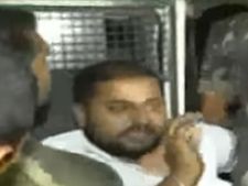 మద్యం మత్తులో టిడిపి కార్పొరేటర్ వీరంగం: పోలీసులపై చిందులు