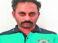 ఎన్నారై మహిళలకు టోకరా: వ్యభిచార గృహాలకు బ్రోకర్, నిర్మాతకు బెదిరింపు