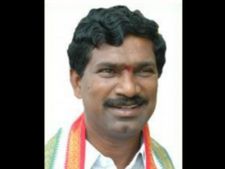 ఎమ్మెల్యే రాజయ్యకు చేదు అనుభవం: రాళ్ల దాడి, వాహనం ధ్వంసం