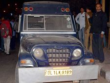 నడి రోడ్డులో రూ. 45 లక్షల రూ. 2,000 నోట్లు 