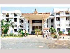 వేటు పడింది: ఖైదీల పరారీ, అధికారితోపాటు 7గురి సస్పెన్షన్