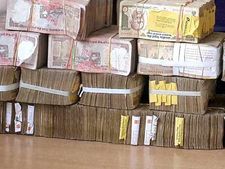 నడి రోడ్డులో రూ. కోటి లూటీ: రూ.2,000 నోట్లు 