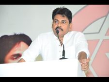  పవన్ కల్యాణ్ నిర్ణయం వెనక...: స్టార్స్‌కు లింక్ (పిక్చర్స్)