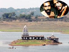 షూటింగ్ కైమాక్స్: ఇద్దరు విలన్ల జలసమాధి ( వీడియో)