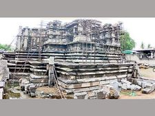 కాకతీయ వైభవం వెలవెల: ఆలయాలకు ప్రమాదం