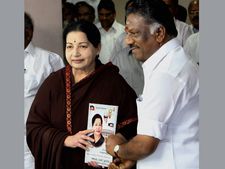 జయలలిత లేరు: ఐటీ దాడుల కలకలం, బెంగళూరు టూ చెన్నై 