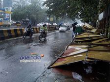 ఏపీలో ఈదురుగాలుల భీభత్సం: ఆయిల్ ట్యాంకర్ బోల్తా..