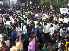  అపోలో గేటు దగ్గర జయలలిత మేన కోడలు తిష్ట ! 