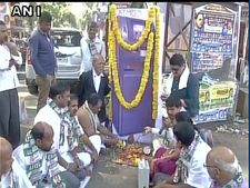 షాక్: ఏటీఎంలో నో క్యాష్: అంత్యక్రియలు, పిండప్రధానం 