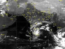 ముంచుకొస్తున్న వార్ధా, చెన్నై దిశగా..: 22 ఏళ్ల తర్వాత మళ్లీ.. నౌకలు, ఆహారం సిద్ధం