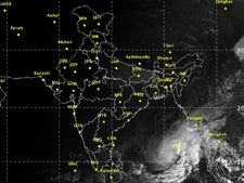 దూసుకొస్తున్న తీవ్ర వాయుగుండం: ఏపీ తీరంపై పెను ప్రభావం!