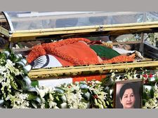శవ పేటికల తయారీలో ఆ కంపెనీ ప్రఖ్యాతి, జయకు ప్రత్యేక పేటిక 