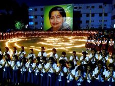 జయకు శ్రద్ధాంజలి: పన్నీర్ సెల్వం తొలి కేబినెట్ భేటీ  