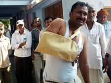 విత్ డ్రాయల్ ప్రమాదం: రెండు కార్డులతో డబ్బులు తీశాడని చేయి విరగ్గొట్టాడు