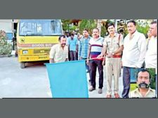 వారెవ్వా! 'మీసాల కొమురెల్లి: 100మీ. దూరం మినీ బస్సును లాగిన వైనం