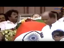  జయ పార్థీవదేహాన్ని చూసి రజినీ కంటతడి: ప్రముఖుల నివాళి(వీడియో)
