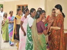 ఏం మాయ చేశారో: జయ కంటే శశికళకు క్రేజ్ పెరిగిందా ? 