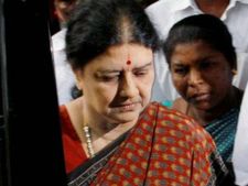 హై డ్రామా: పోయెస్ గార్డెన్‌కు పన్నీర్, సరేనన్న శశికళ