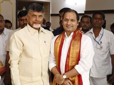  శేఖర్ రెడ్డిపై 'టిటిడి' వేటు ఖాయమేనీ ట్విస్ట్, బాబు కసరత్తు: హోటల్ రూంలో 1 కిలోల బంగారం