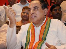 శశికళ చేతుల్లోకి: అన్నాడీఎంకేపై సుబ్రమణ్య స్వామి సంచలనం