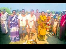 అసలే పేదరికం, అందులోనూ అంధత్వం: తల్లిదండ్రుల మృతితో ఒంటరైన దివ్యాంగులు
