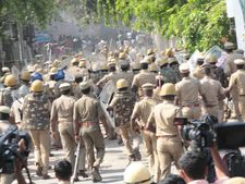 నరేంద్ర మోడీ సార్ మిలటరీ బలగాలు పంపించండి: తమిళనాడు 