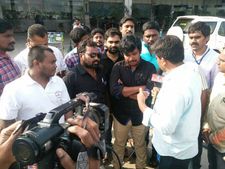 మాట తప్పని హీరో: ఏపీకి హోదా కోసం విశాఖకు సంపూర్ణేష్ బాబు, అరెస్ట్(వీడియో)
