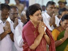 'చిన్నమ్మ'కు జవాబు రాజీవ్ గాంధీ!: శశికళ మరో సోనియా... కాదా?