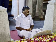 ఇక ఇప్పుడేం జరగబోతోంది?  పన్నీరా? శశికళా? గవర్నర్ ఎవరివైపు మొగ్గుచూపుతారు?