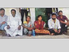 ప్రేమ-మోసం: పెళ్లాడాలని ప్రియుడి ఇంటి ముందు యువతి దీక్ష