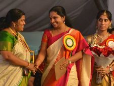 వంటింట్లో కూడా, అమెరికాలో అలా: 'జై ఆంధ్రప్రదేశ్' అని నినదించిన కవిత