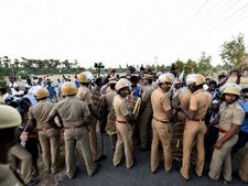 కాసేపట్లో శశికళ అరెస్టు ? 6 గంటల తర్వాత ఏ క్షణంలోనైనా, ఏం చెద్దాం!