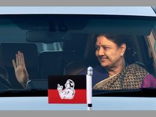 రాత్రి రిసార్టులోనే శశికళ బస: తీర్పుతో ఎదురుతిరిగితే, ఎవరు...