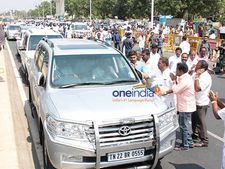 శశికళ కాన్వాయ్ పై చెప్పులు, రాళ్లతో దాడి: ఆరు వాహనాలు ధ్వంసం 