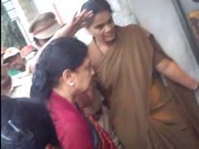 శశికళకే ఝలక్: చెప్పకుండానే దినకరన్ పోటీనా, మండిపడిన చిన్నమ్మ ! 