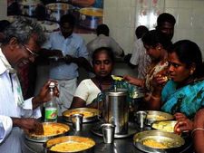 ఔదార్యం: రూపాయికే భోజనం, పదేళ్ళ నుండి కొనసాగిస్తున్న వెంకట్రామన్