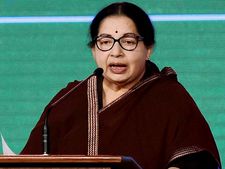 జయలలితపై కుట్ర లేదు, దాడి జరగలేదు, ఇలా మృతి: పన్నీరుకు ప్రభుత్వం షాక్