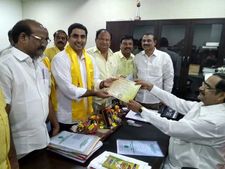 ఎమ్మెల్సీగా.. నారా లోకేష్ తడబాటు: మెట్టు వద్ద కాలుజారిపడ్డారు