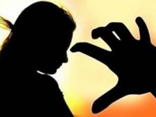 వాడు మనిషే కాదు: భార్యతో మూత్రం తాగించాడు