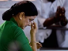 ఎవరూ  రావడం లేదేం!: సొంత నేతలపై శశికళ గుర్రు